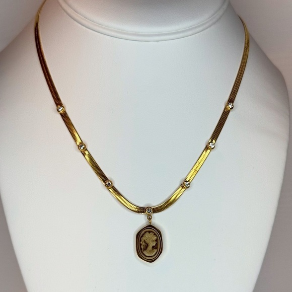 Jewelry - Elegant Gold Vintage Inspired Cameo Necklace
